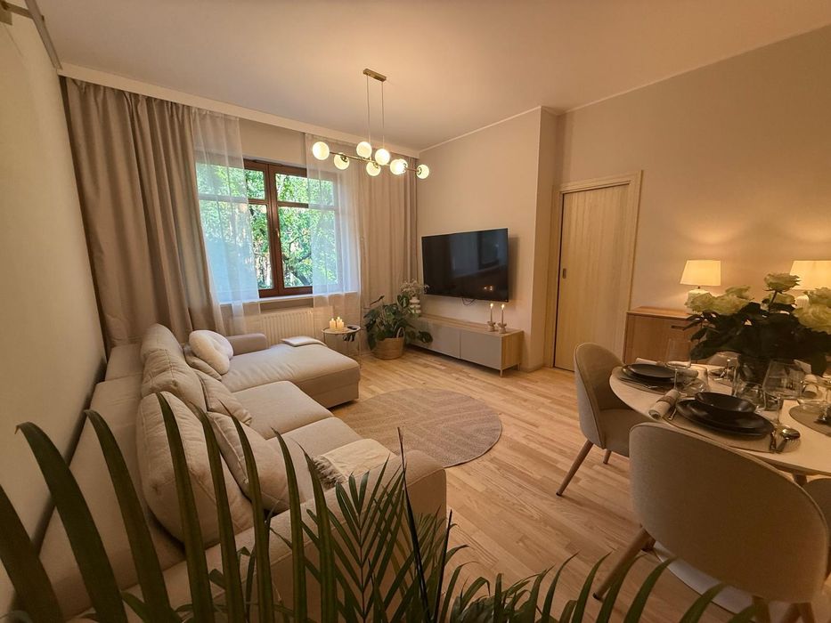 Piękny apartament z prywatnym widokiem na drzewa Neptun Park