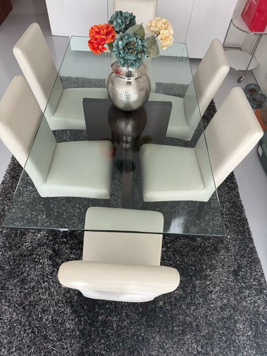 Mesa de vidro + 6 cadeiras de pele natural