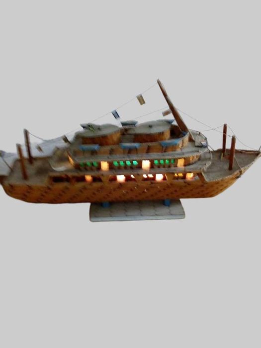 Vendo Barco Artesanal em Paus de Fósforo com Iluminação Funcional
