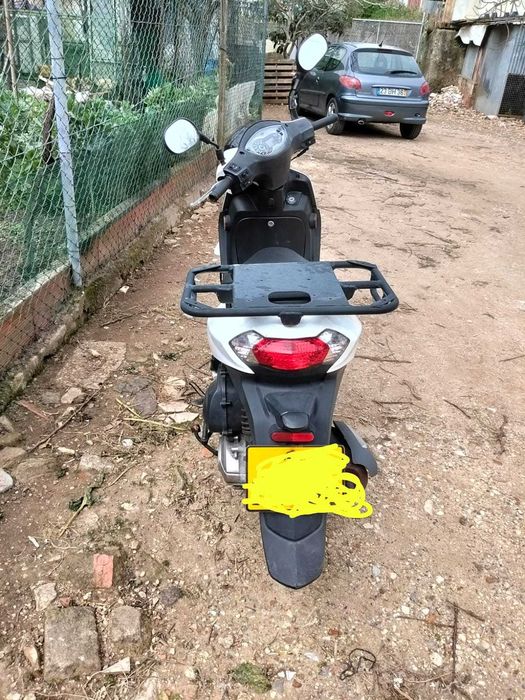 Vendo scooter Peugeot Tweet 50cc, ano 2017, a gasolina.