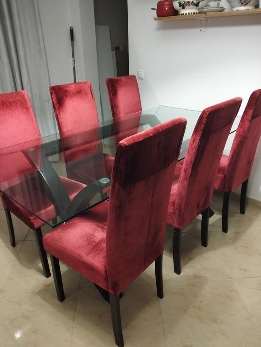 Mesa de jantar de vidro com 6 cadeiras