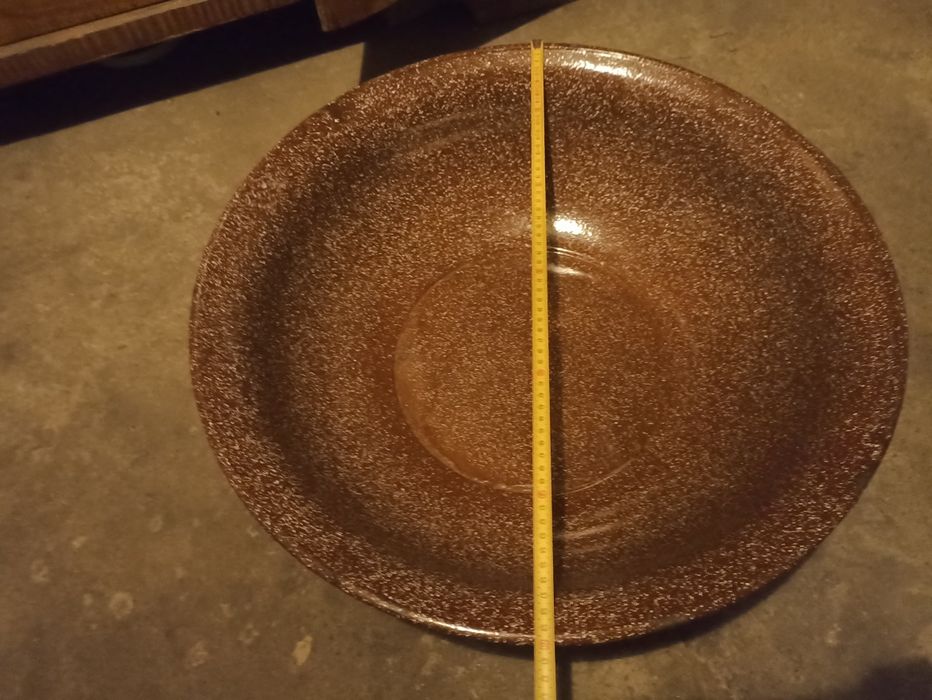 Duże garnki i miska