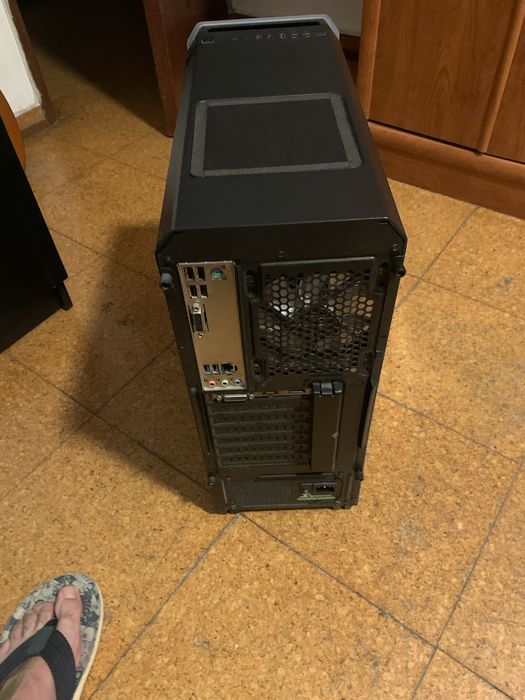 Torre de PC a ideal par ajogos medios e trabalhos