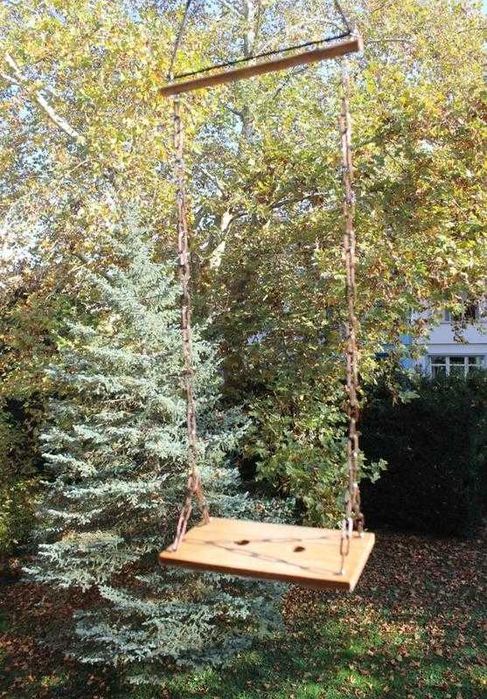 Підвісна гойдалка або полиця виготовлена з дерева та металу.
