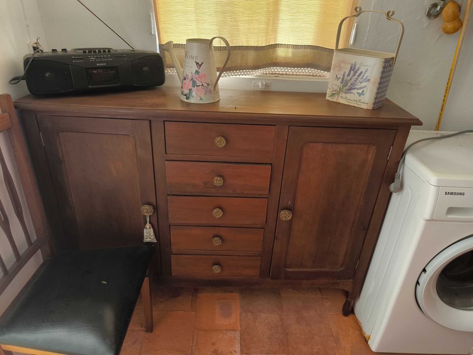 Móveis antigos em bom estado