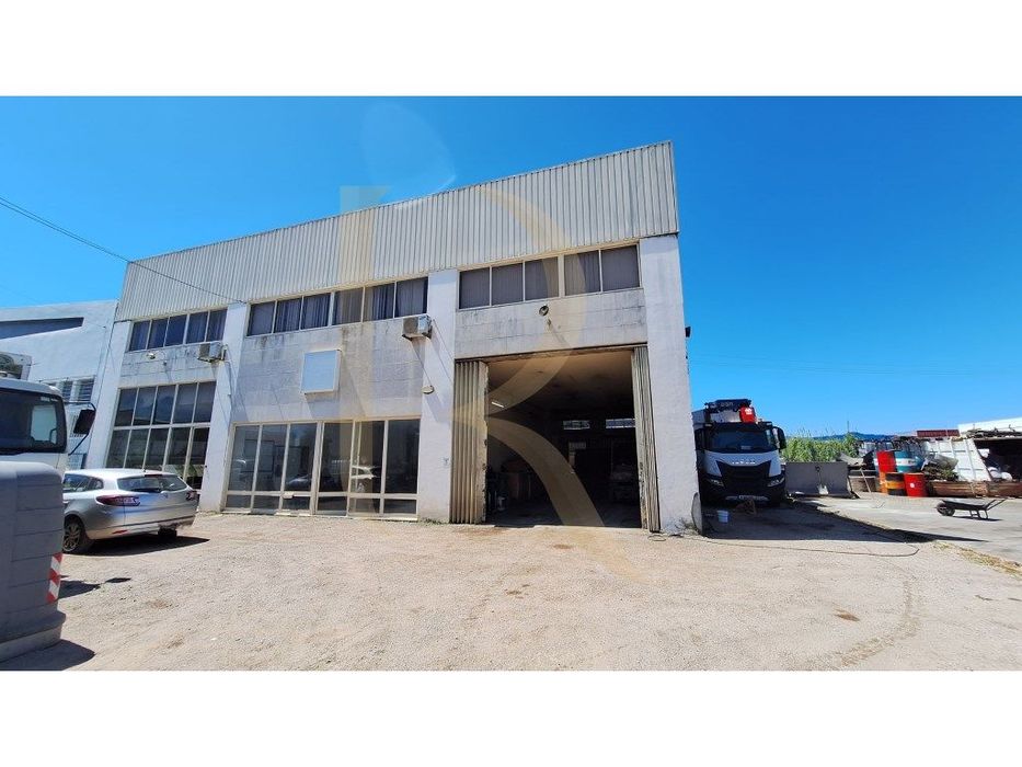 Armazém industrial com terreno em Alhos Vedros - Moita