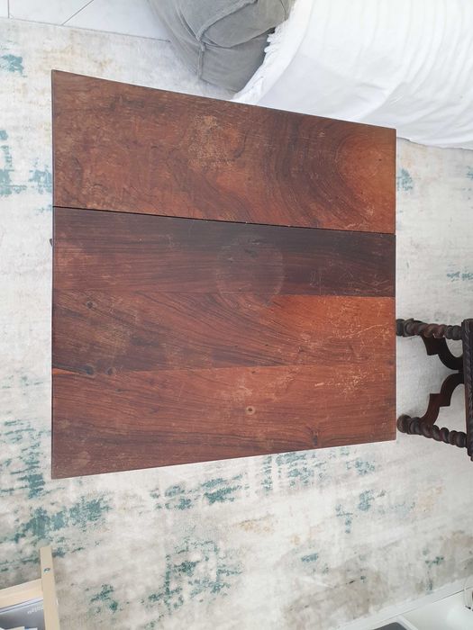 Mesa de madeira pé de galo