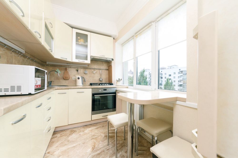 Посуточно.2х комнатная возле Гулливера бульвар Леси Украинки 9