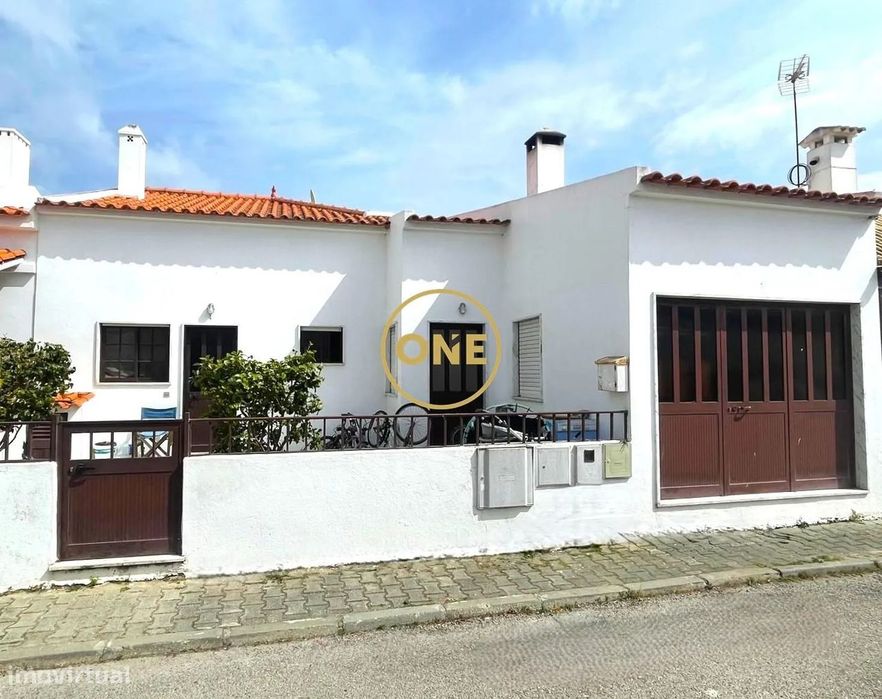 Moradia T3, na Vila do Carvalhal, perto da praia.