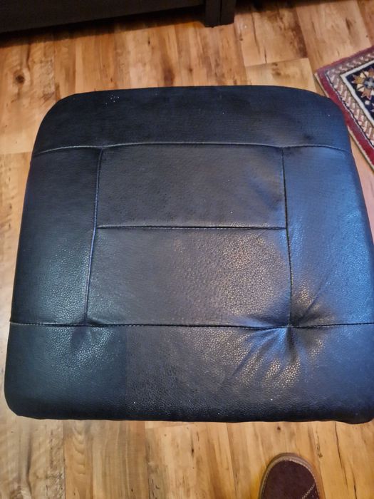 Pufa skórzana na metalowej nodze