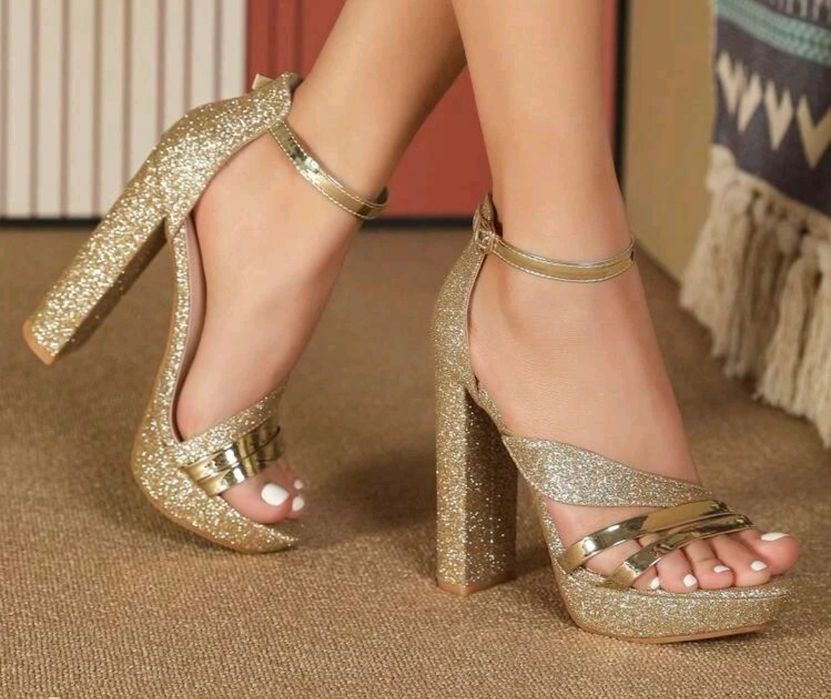 Sandália de plataforma douradas NOVAS