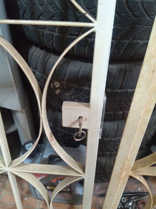 Grandes de janelas com fechadura