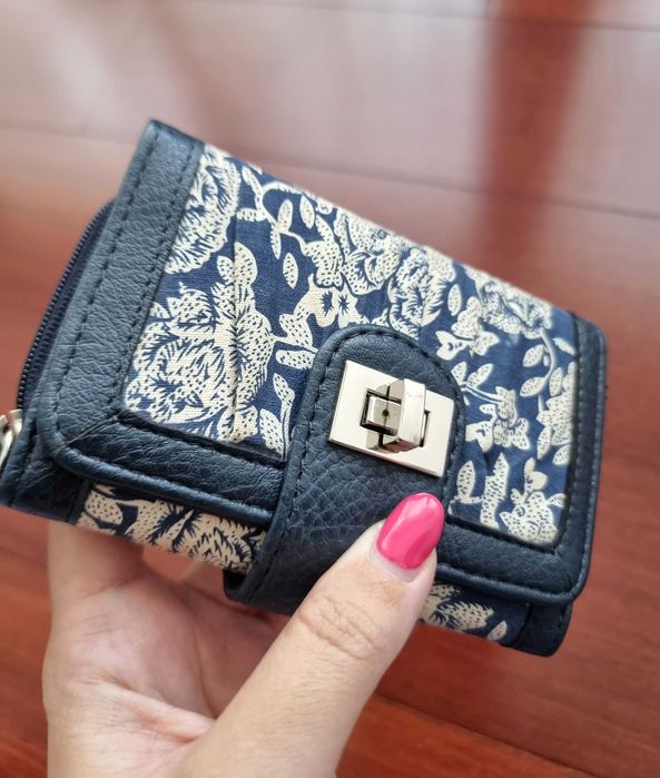 Carteira pequena azul e branca com padrão florido