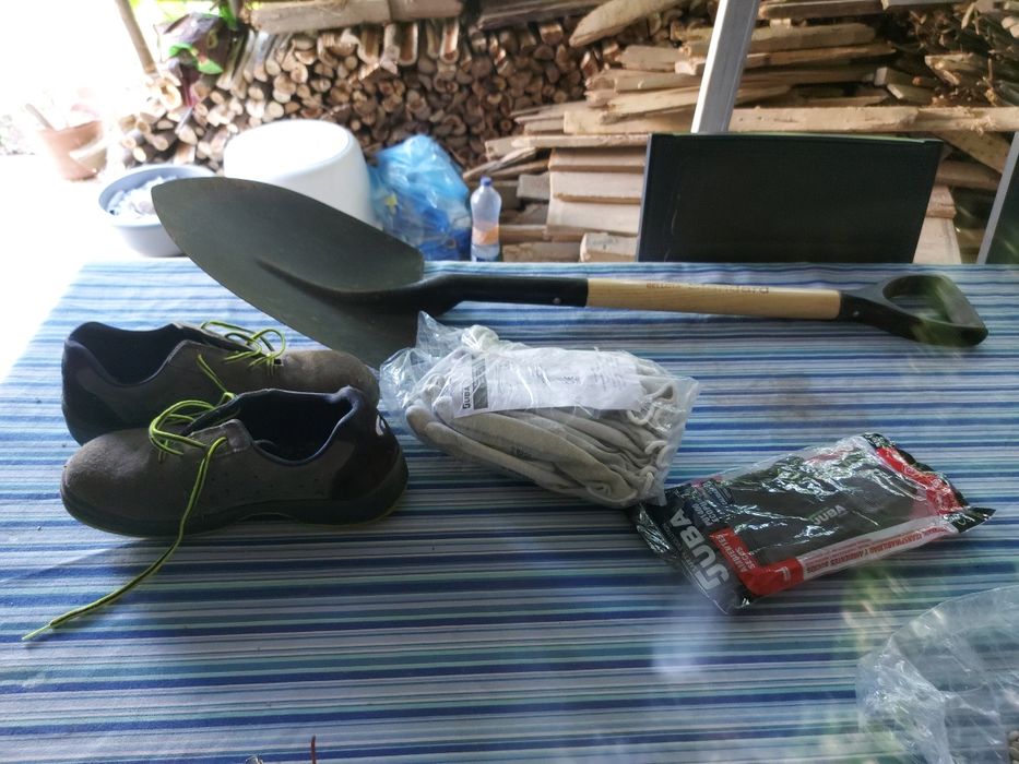 1 pá de construção 5 pares de luvas e 1 par de sapatos novos Robusta