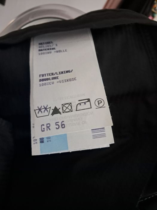 Elegancki czarny garnitur męski