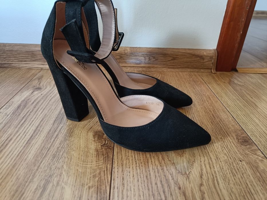 DeeZee czarne czółenka na słupku z paskiem rozmiar 38