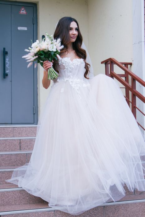 Весільна сукня, зі шлейфом та фатою