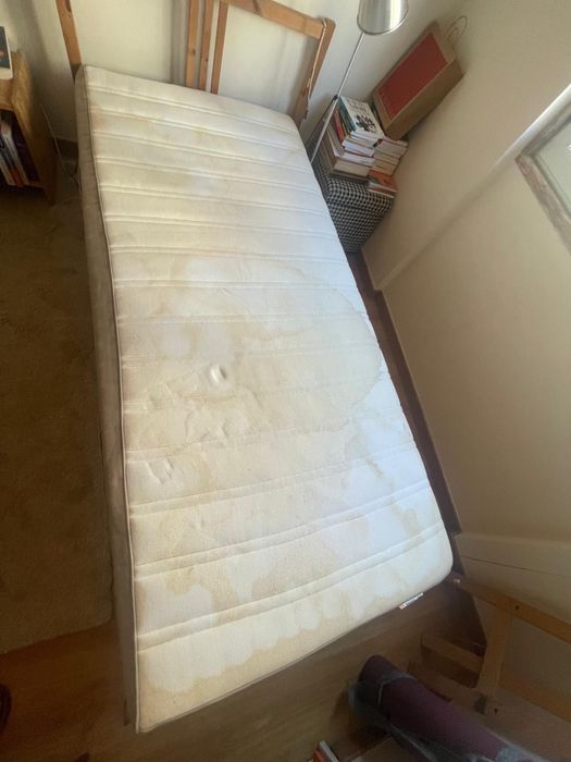 Cama de solteiro com estrado e colchão alguns anos de uso o colchão tem algumas manchas mas tem fecho e pode ser lavado as medidas da cama são 2,00 cm