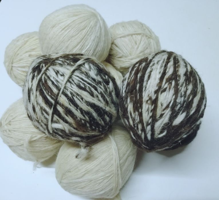 Novelos de lã fiada de forma artesanal