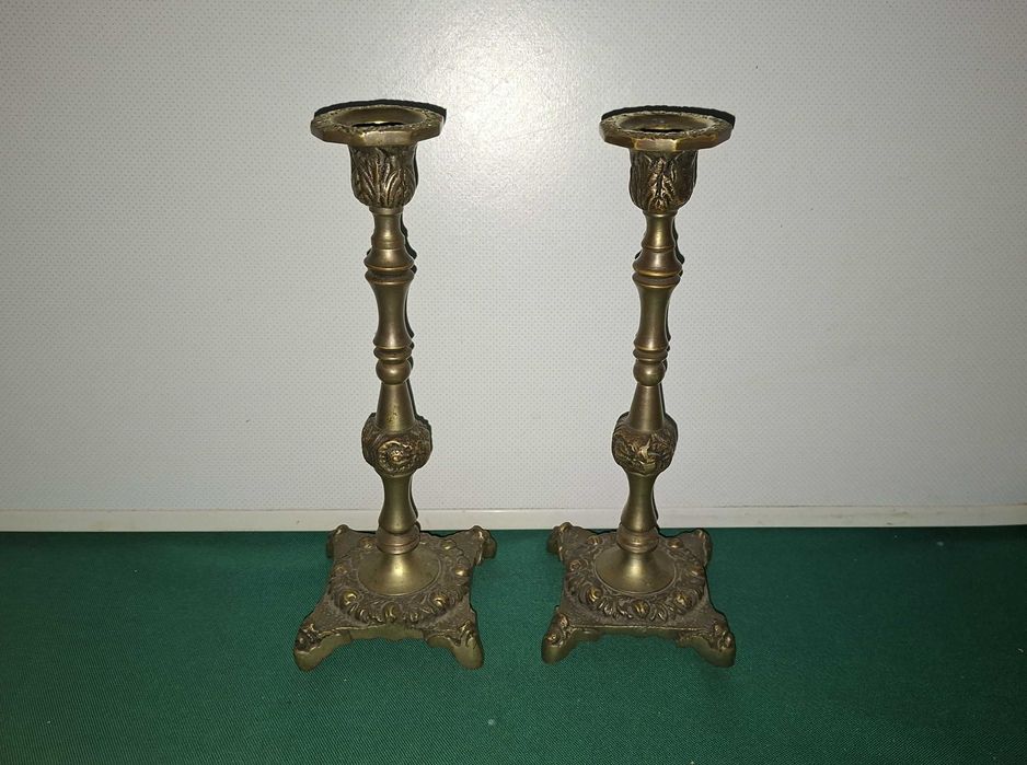Castiçais / Candelabros para Velas, com relevos, em latão - Anos 50