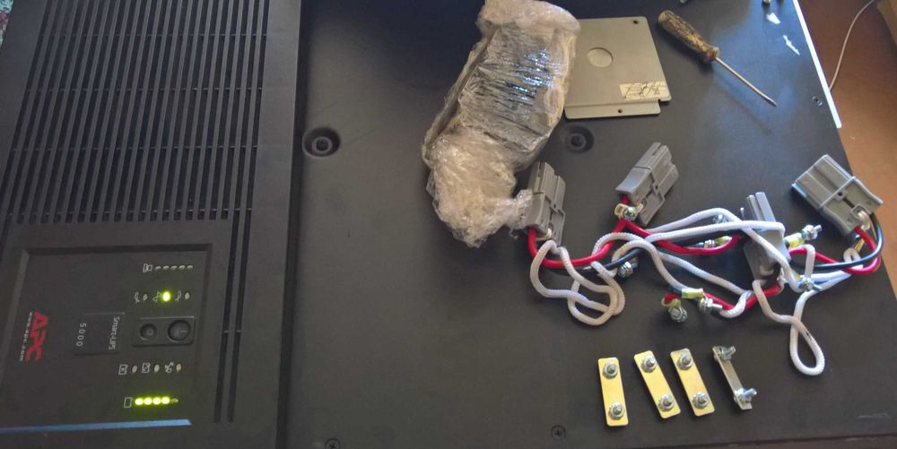 Лінійно-інтерактивний бесперебойник ДБЖ APC Smart UPS 5000ВА
