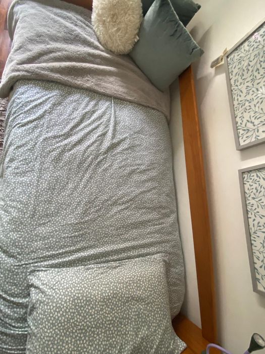 Dupla cama em madeira maciça de pinho tratado com gaveta extensível e colchões
