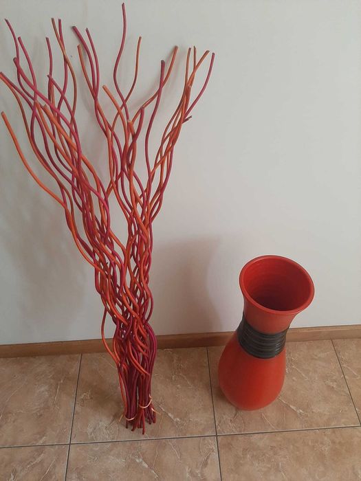 Jarro em cerâmica com galhos secos