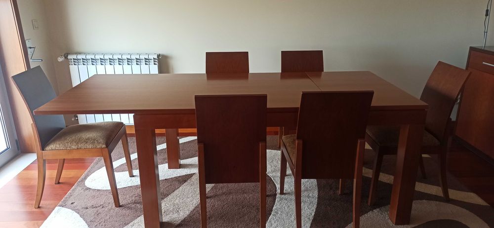 Mesa de sala de sala de jantar e cadeiras