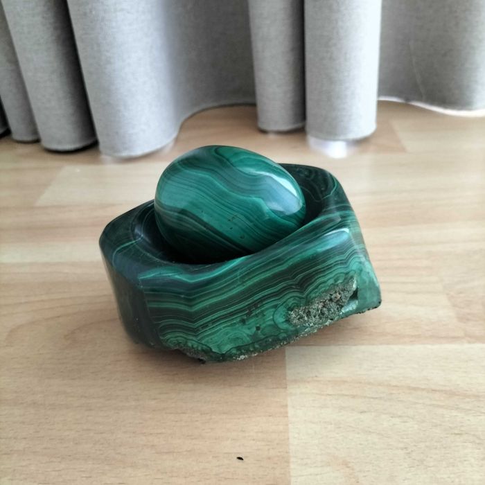 Peça decorativa ovo + base em malaquite genuína do Congo