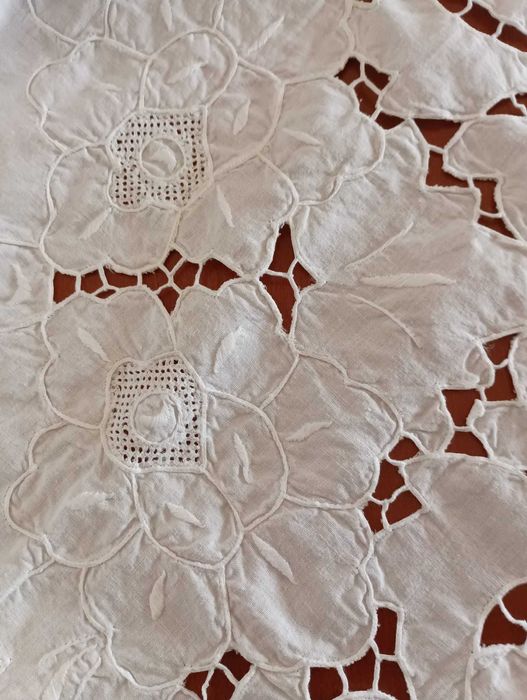 Vendo Toalha de Mesa Branca c/ Bordado da Madeira à Mão (240x154cm)