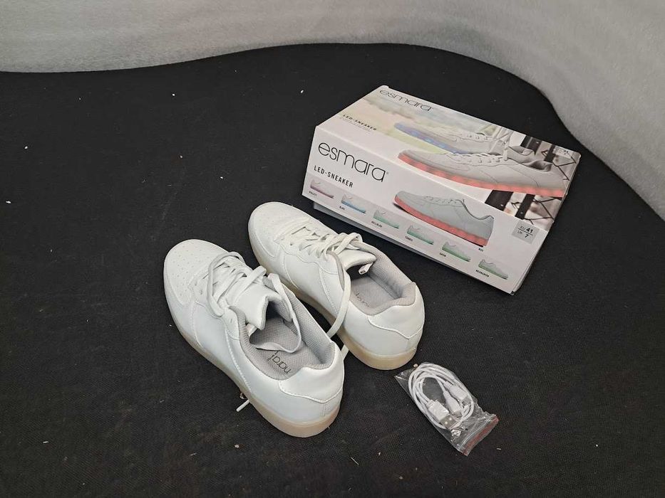 Buty białe Esmara rozmiar EUR 41  UK 7 EKO skóra