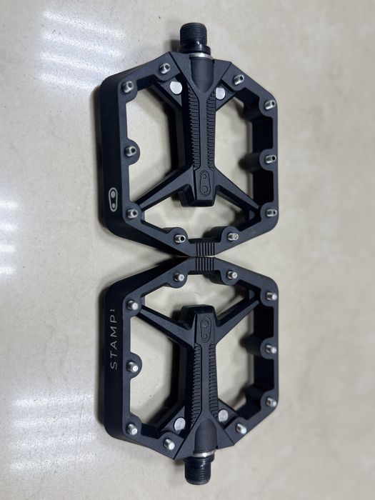 велосипедні педалі-платформи Crankbrothers Stamp 1 Gen 2 чорного кольору.