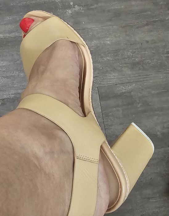Vendo 2 vestidos e 3 pares. Tudo a preço  reduzido para despachar isto