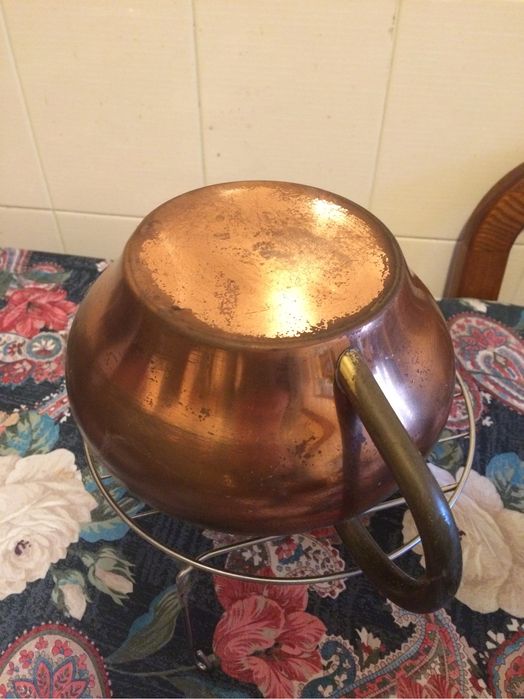 Chaleira antiga em cobre e assador antigo em ferro e panela ferro