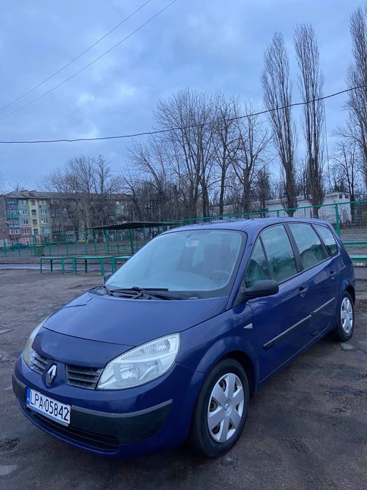 Авто на полном ходу,мотор хороший работает,подвеска хорошая не стучит,ошибок на приборе нету,по машине все работает 7 местная,экономная..