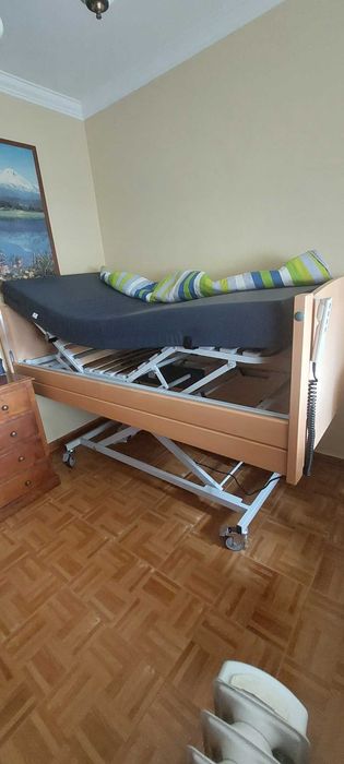 Vendo cama articulada eléctrica como nova. Possui grades de proteção e colchão anti-escaras.