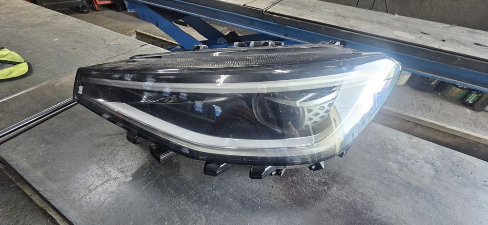Farol para VW ID.5 (E39) usado em bom estado.