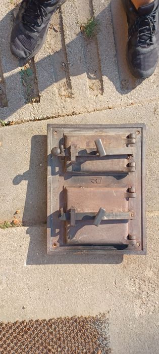 Stare żeliwne drzwiczki do pieca