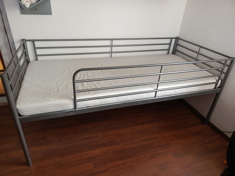 Łóżko jednoosobowe