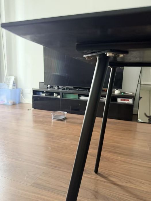 Mesa usada em bom estado para venda.