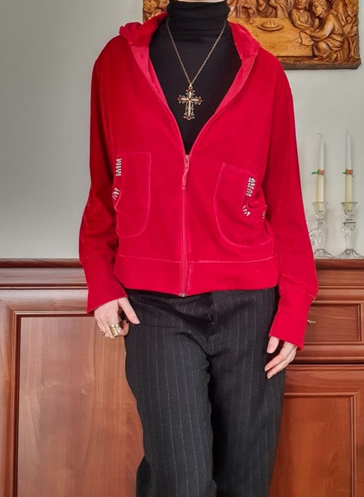 Czerwona welurowa bluza