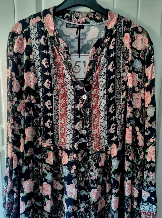 Vestido de manga comprida, florido em fundo preto.  TU