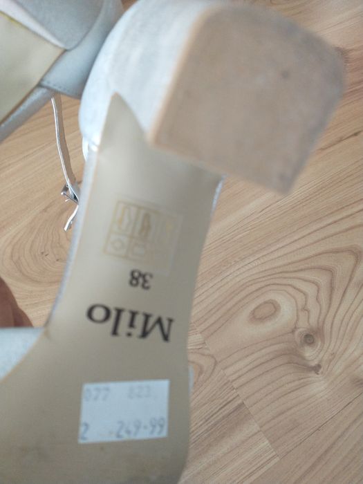 Buty na obcasie r.38 perłowe
