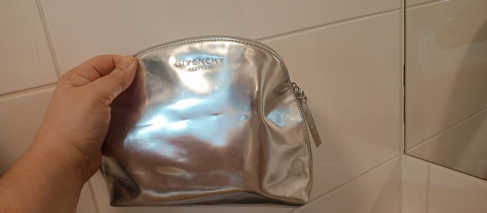 Srebrna kosmetyczka firmowa