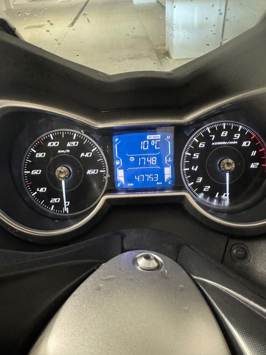 Vendo XMax 125 - moto de garagem