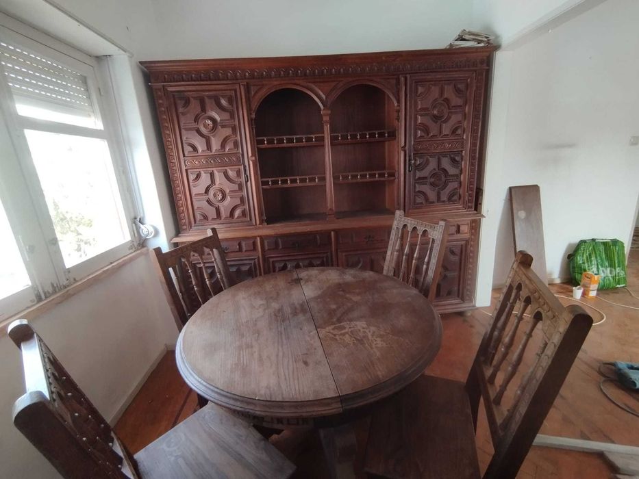 Móvel e conjunto de mesa e 6 cadeiras