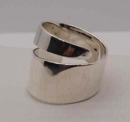 Srebrny gładki pierścionek szeroka ozdoba R.18.