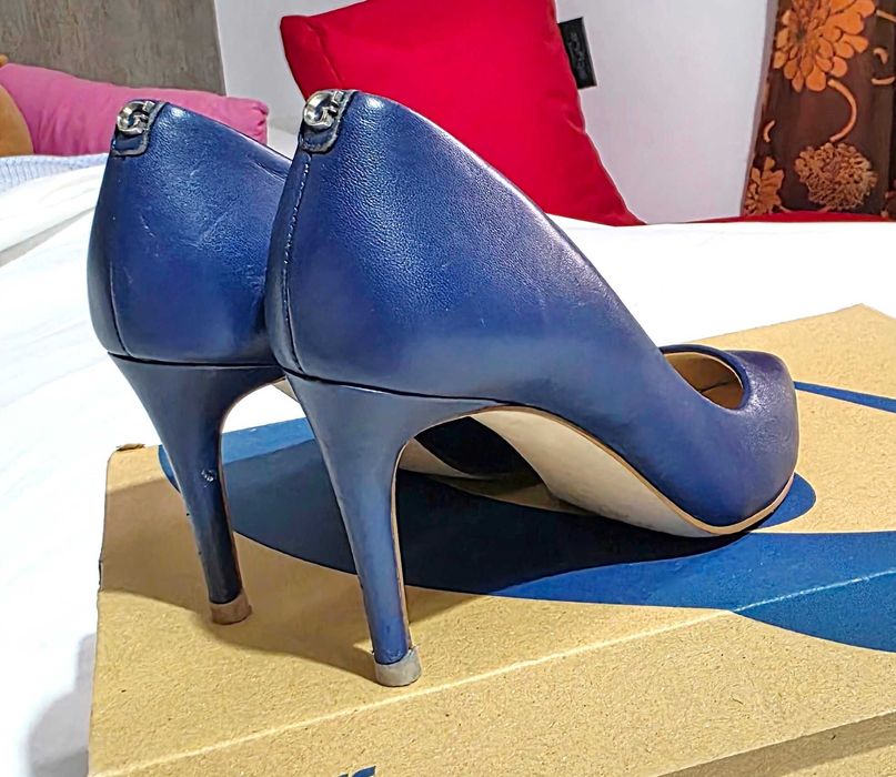 Sapatos Guess Tamanho 36 novos,