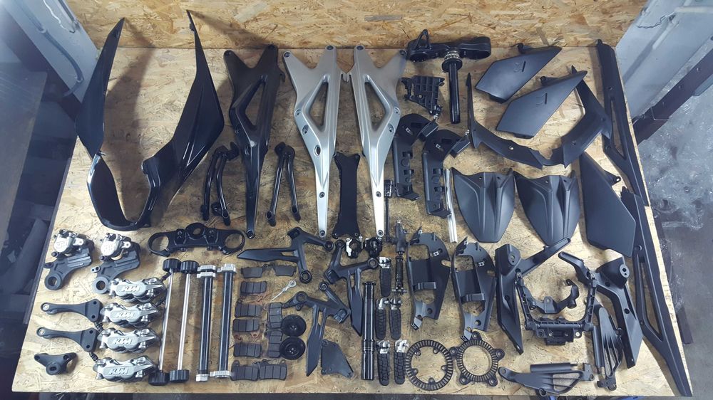 Duke 790 ktm Przewod os wahacz oslona kolanko zebatka waz zabierak