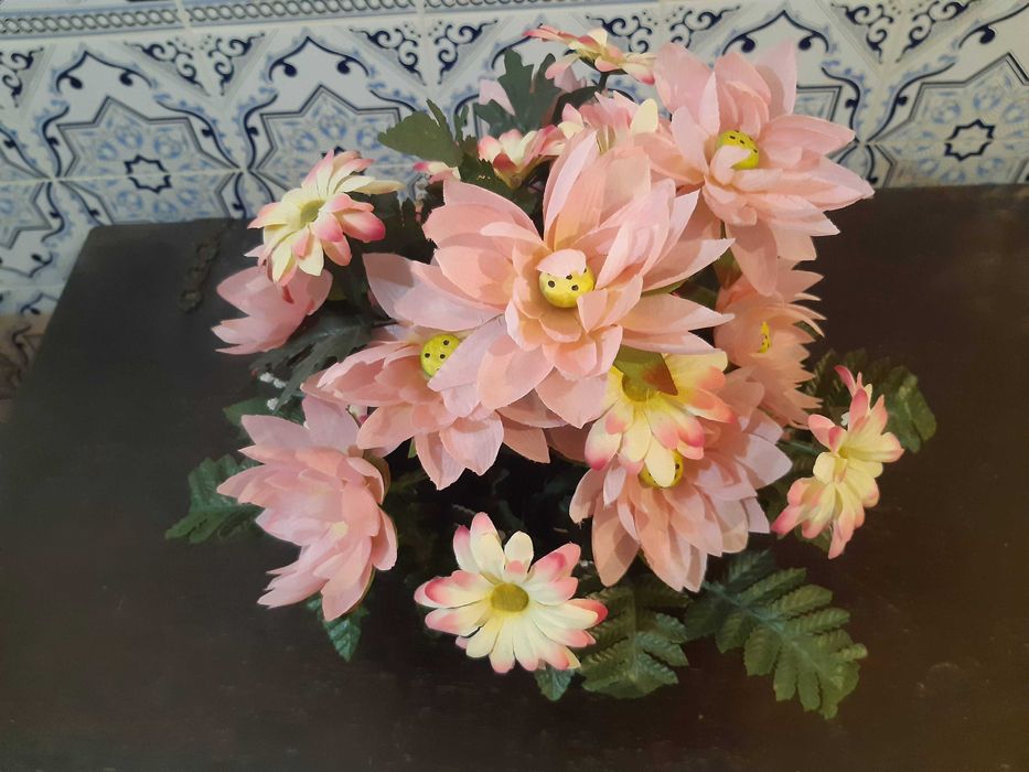 Arranjo flores artificiais em vaso barro, como novo